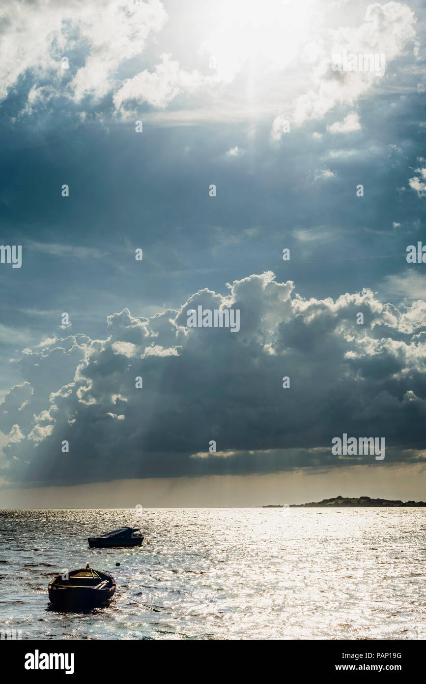 Allemagne, Ruegen, bateaux flottant sur la mer sous ciel nuageux Banque D'Images