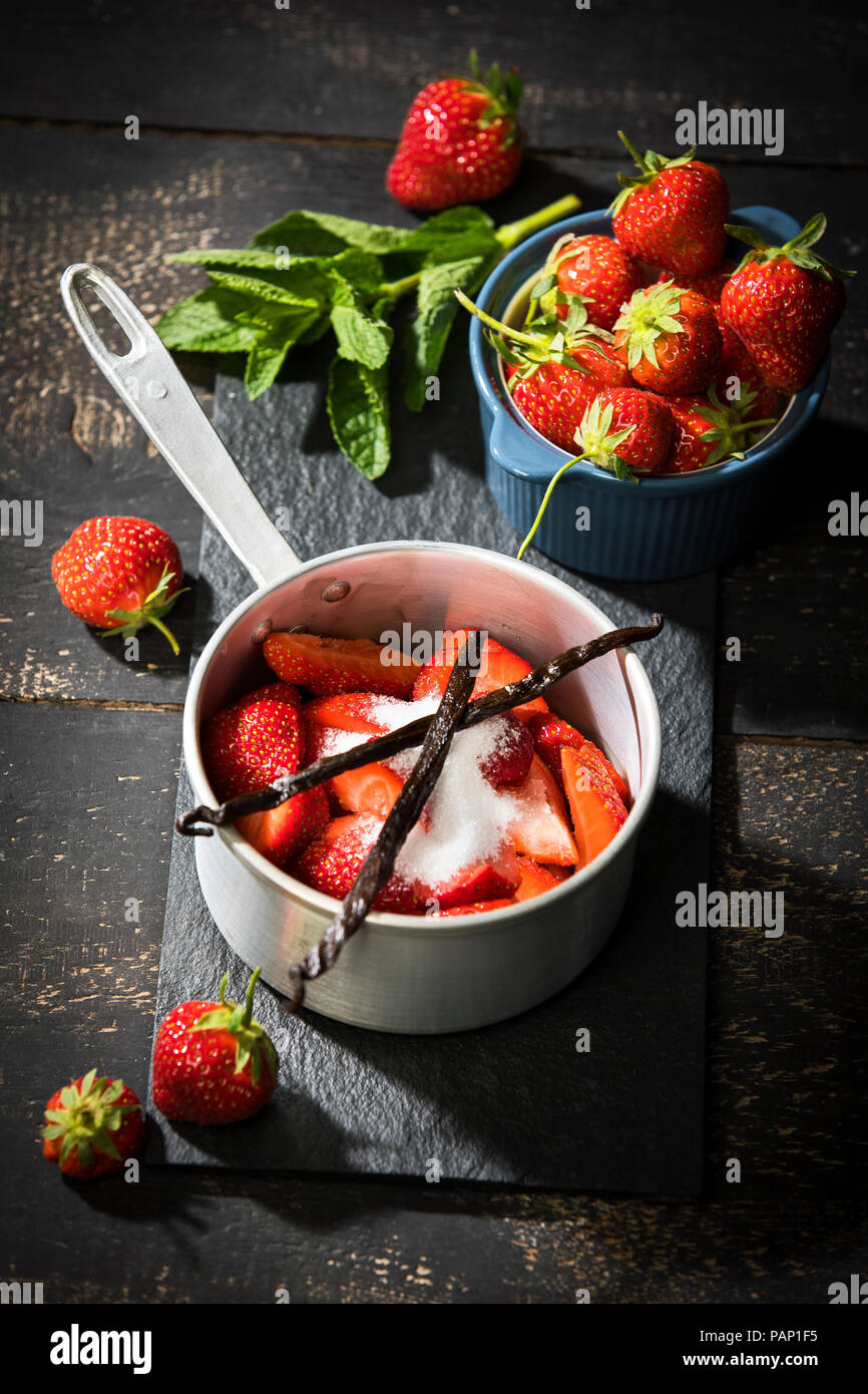 Fraises fraîches sucrées en pot, de vanille bourbon et à la menthe Banque D'Images