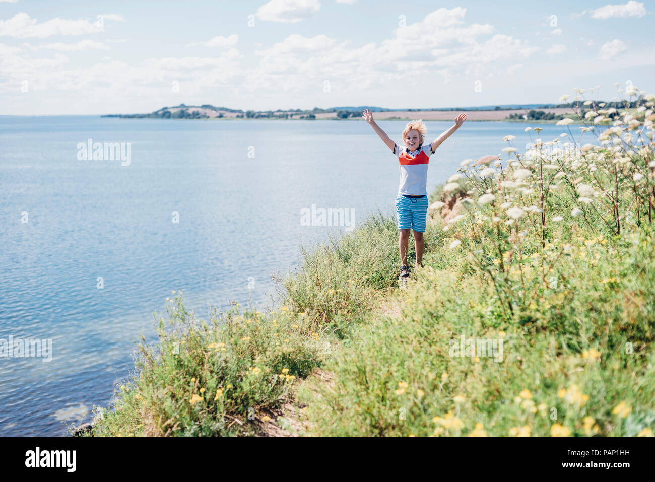 Allemagne, Ruegen, Stove, Moenchgut, garçon sur sentier du littoral Banque D'Images