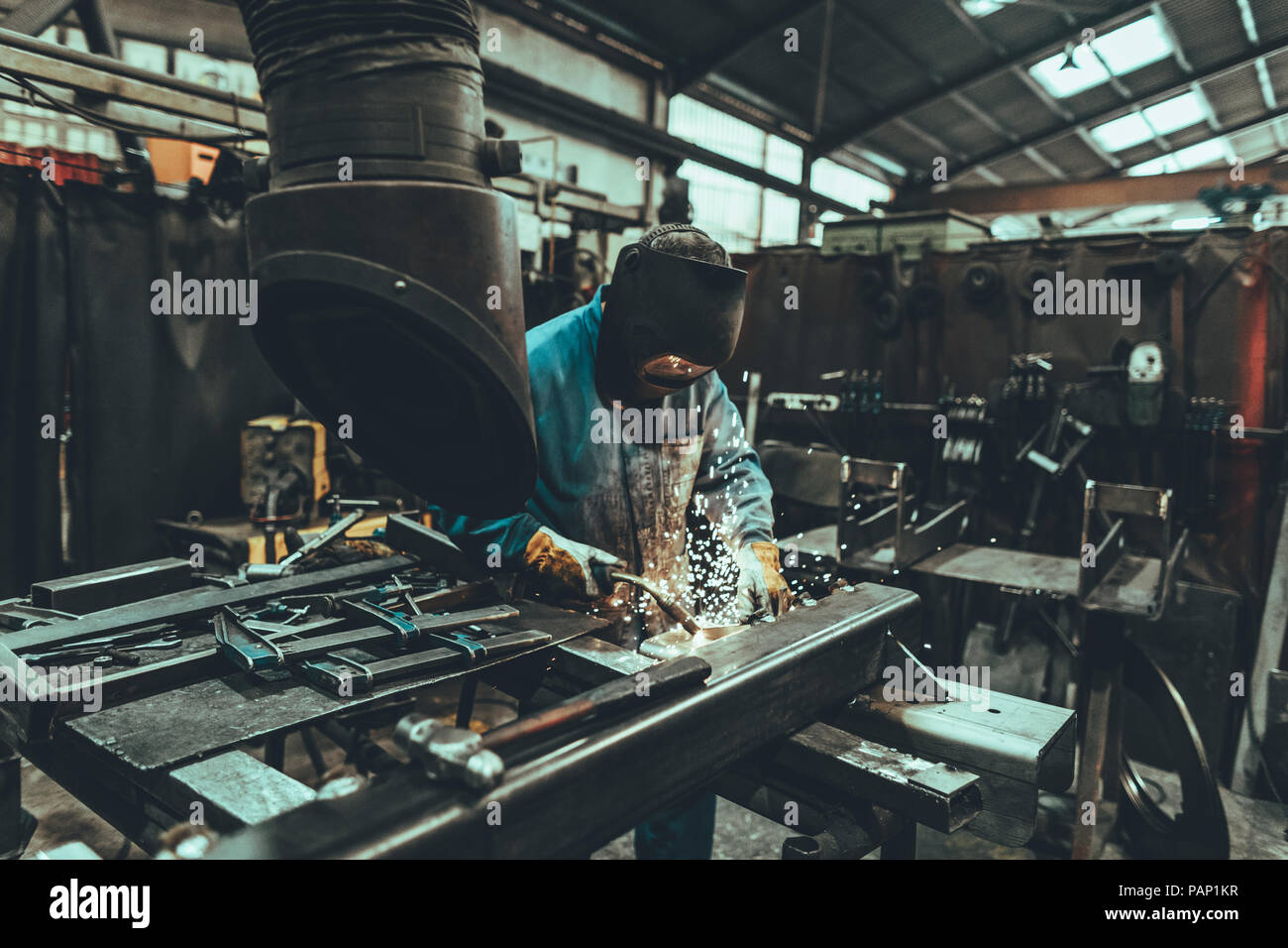 Soudure soudeur dans une usine de métal Banque D'Images