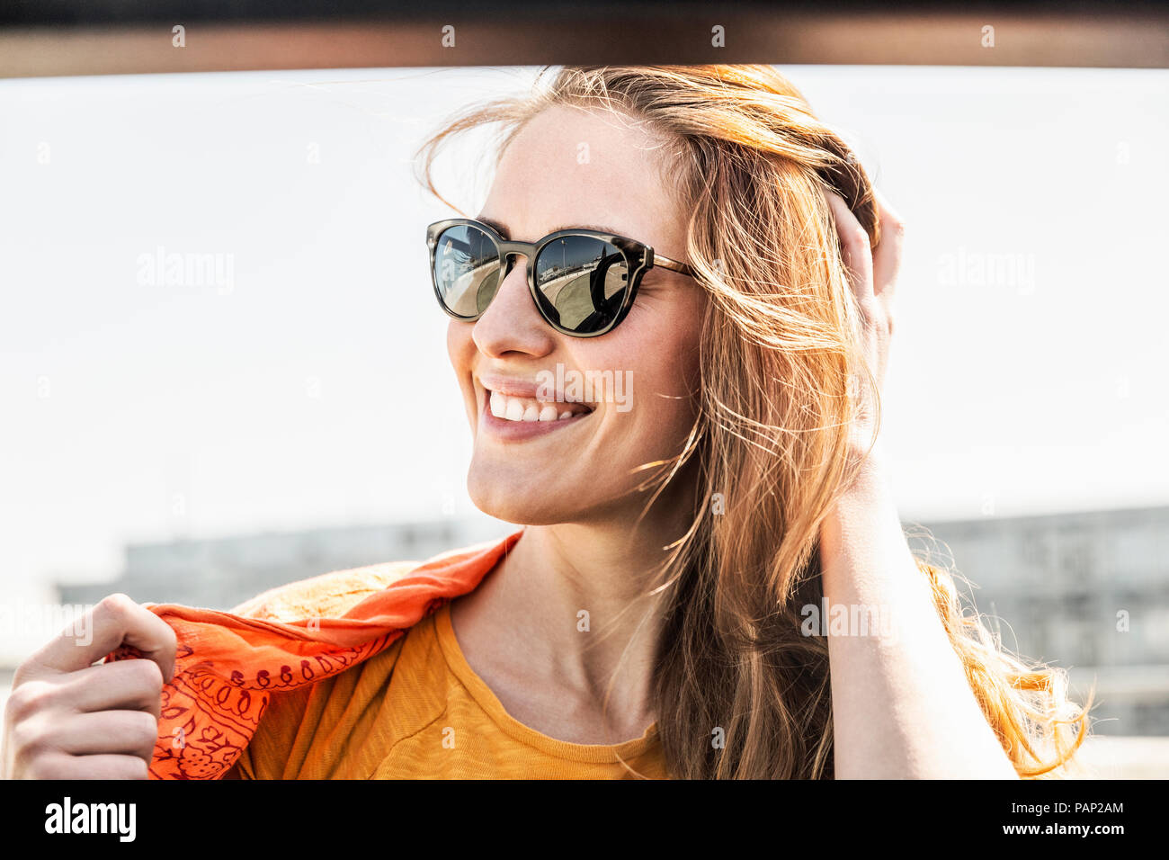 Portrait of smiling woman wearing sunglasses Banque D'Images