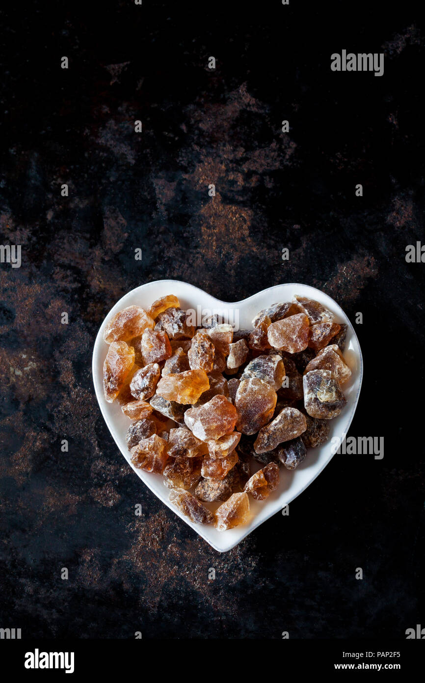 Bol en forme de coeur de candi brun foncé sur le terrain Banque D'Images
