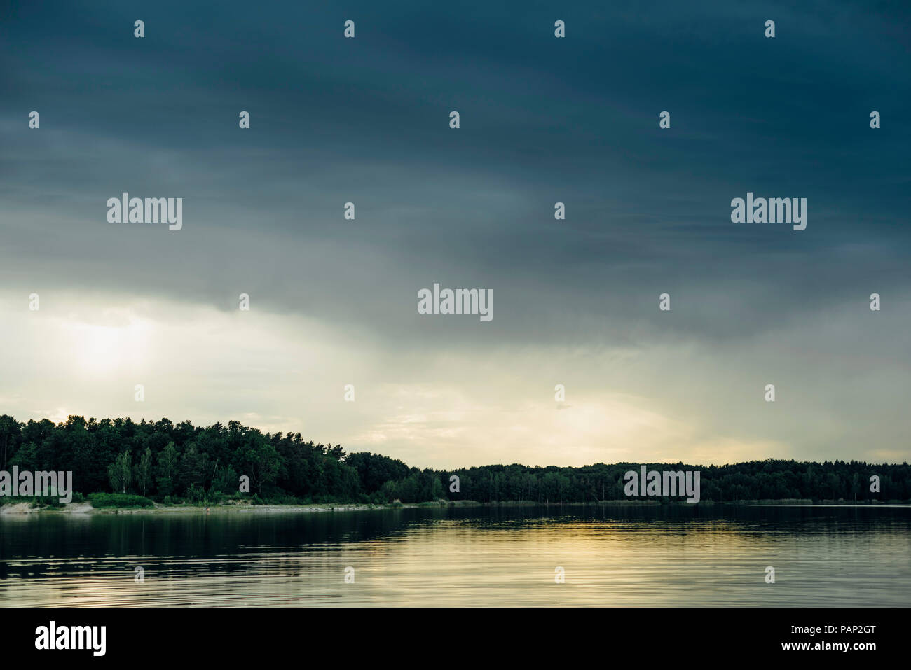 Allemagne, Saxe, Naunhof, lac au crépuscule Banque D'Images