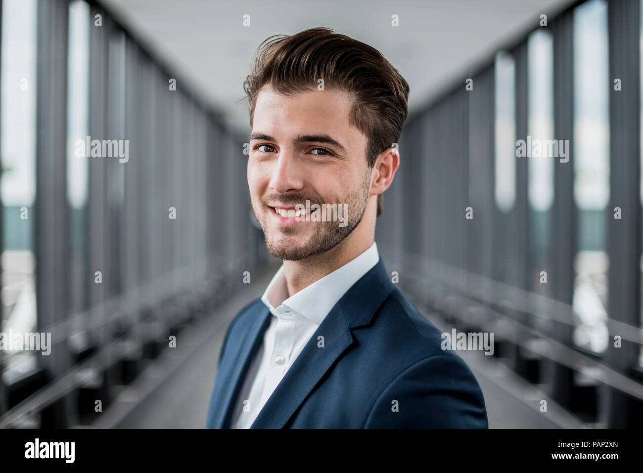 Portrait of smiling young woman dans une zone de passage Banque D'Images