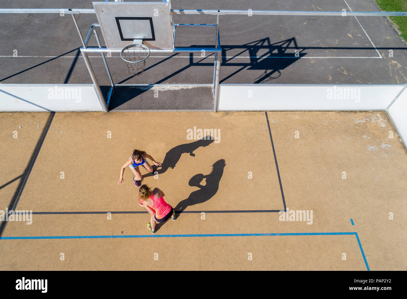 Les jeunes femmes jouant au basket-ball, vue aérienne Banque D'Images