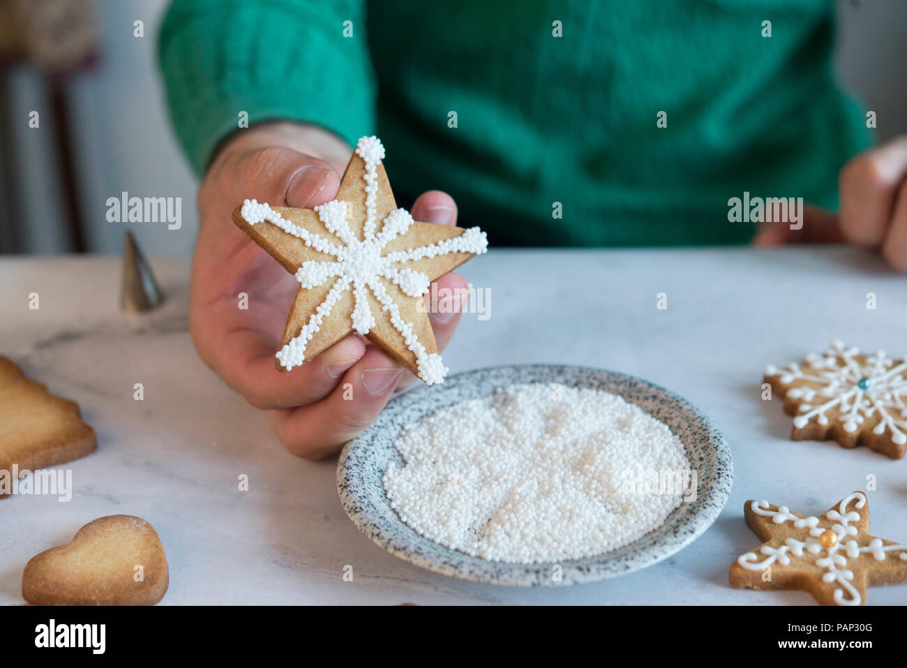 Man's hand holding de Biscuit de Noël faits maison, close-up Banque D'Images