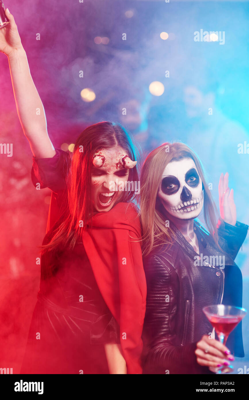 Les femmes en costumes de danse au creepy Halloween party Banque D'Images