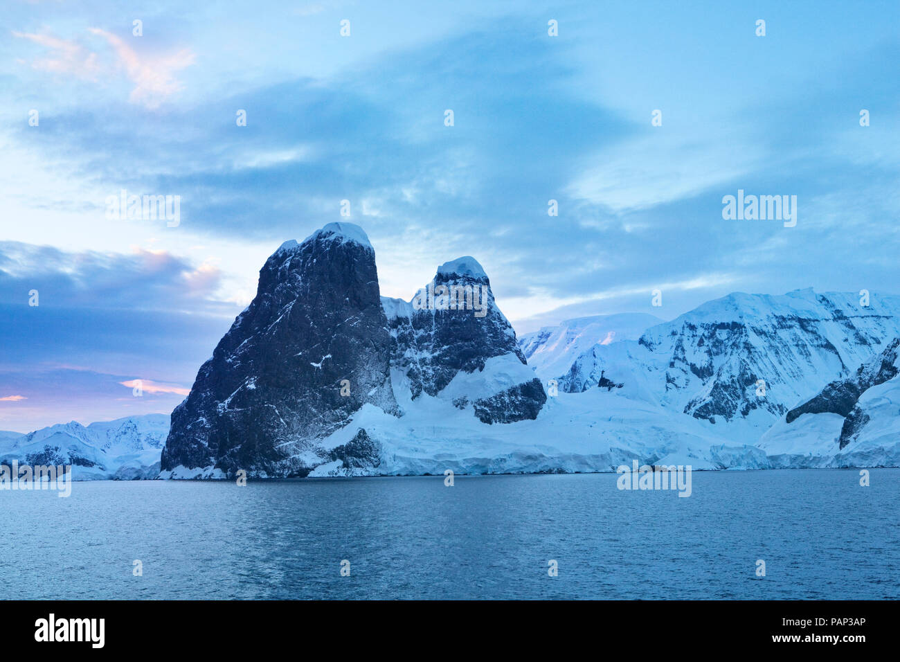 L'antarctique, péninsule antarctique, montagnes couvertes de neige avec de la glace et des glaciers dans le matin Banque D'Images