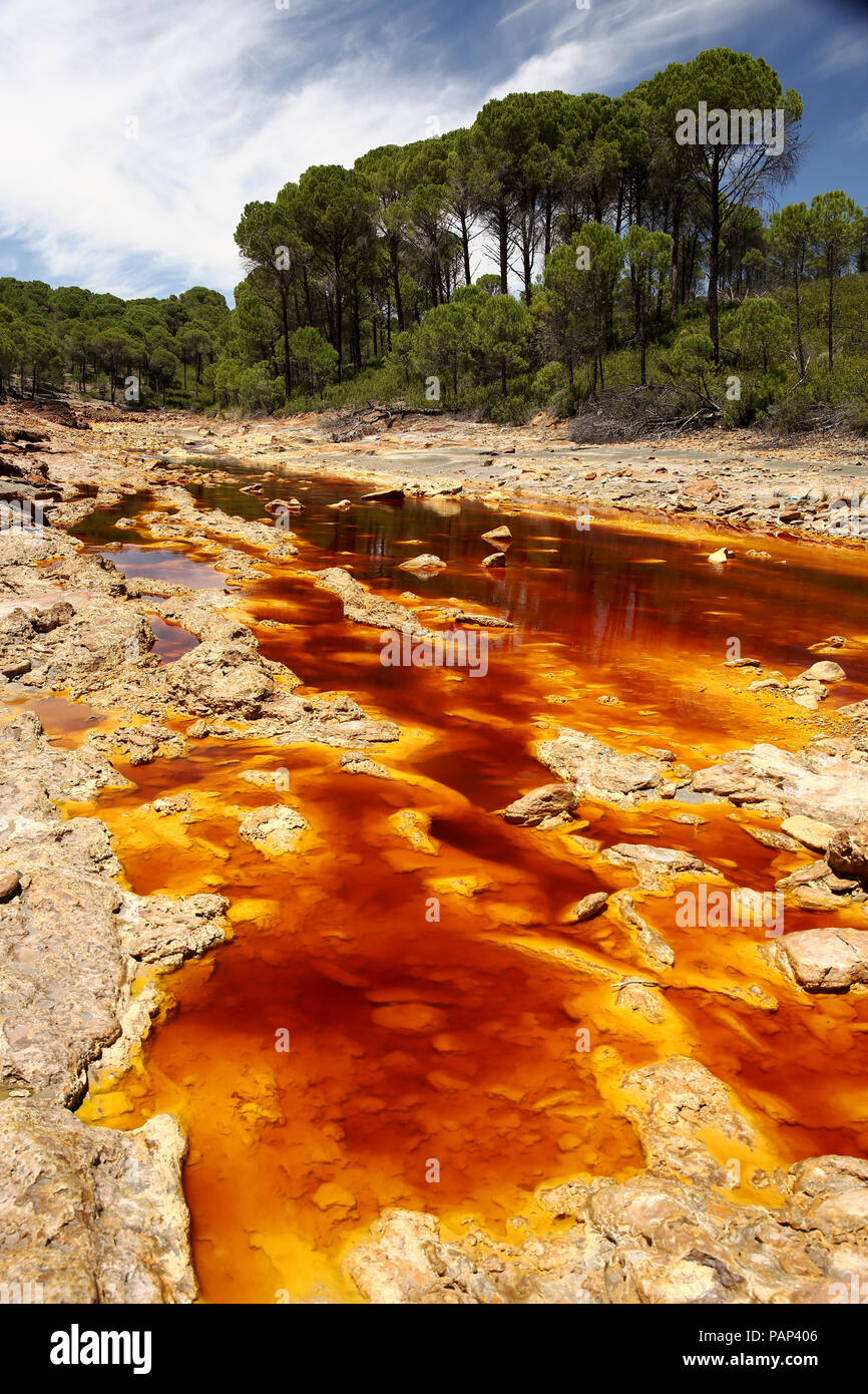 L'Espagne, l'Andalousie, l'eau du Rio Tinto, colorés par des minéraux dissous, principalement le fer Banque D'Images