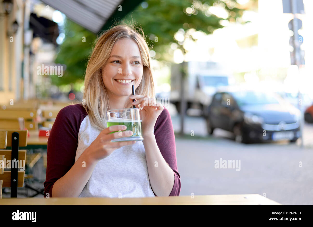 Boire jeune femme blonde 'Berliner Weisse' dans le jardin de la bière Banque D'Images