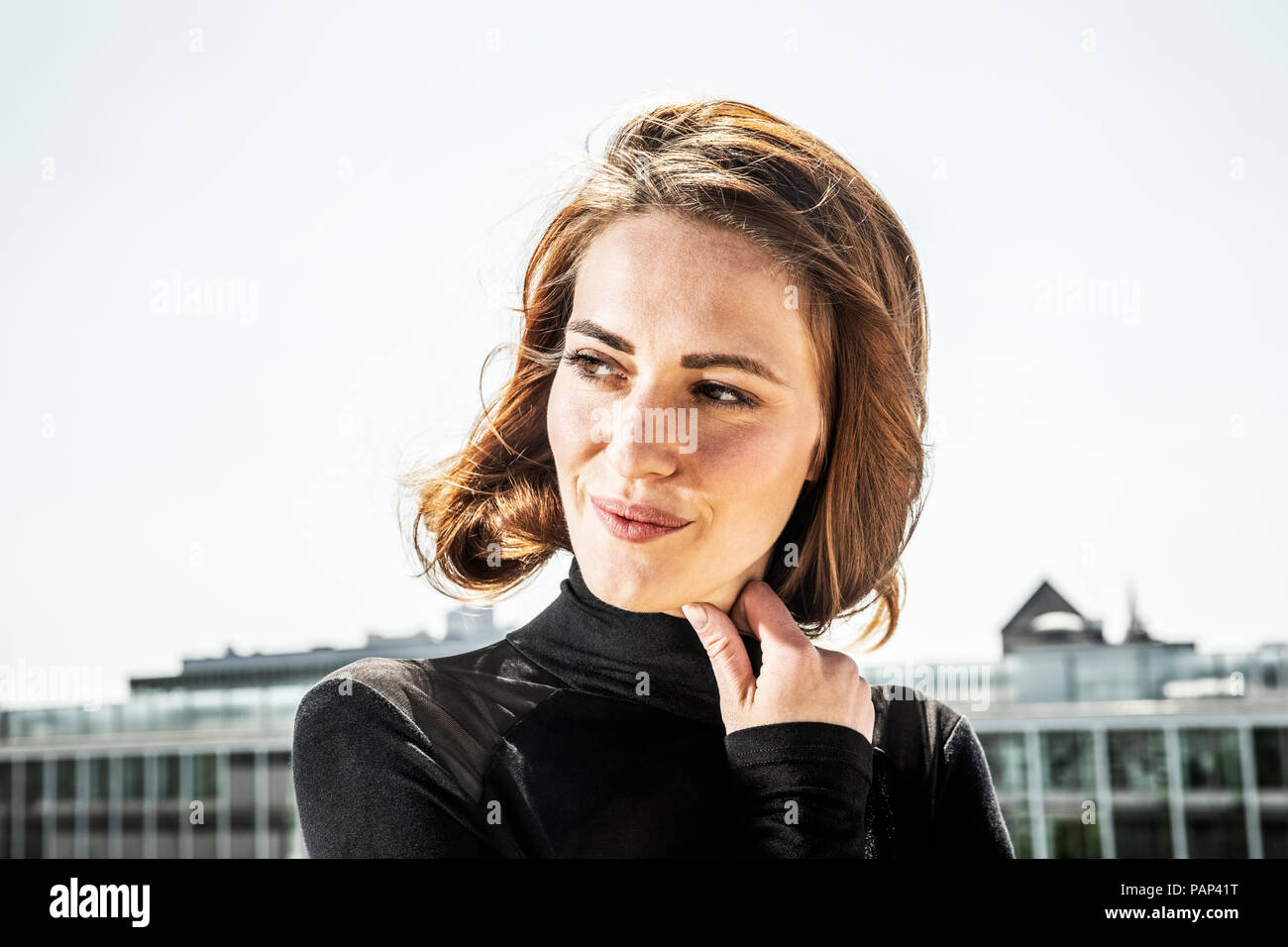 Portrait de jeune femme en soufflant sèche Banque D'Images