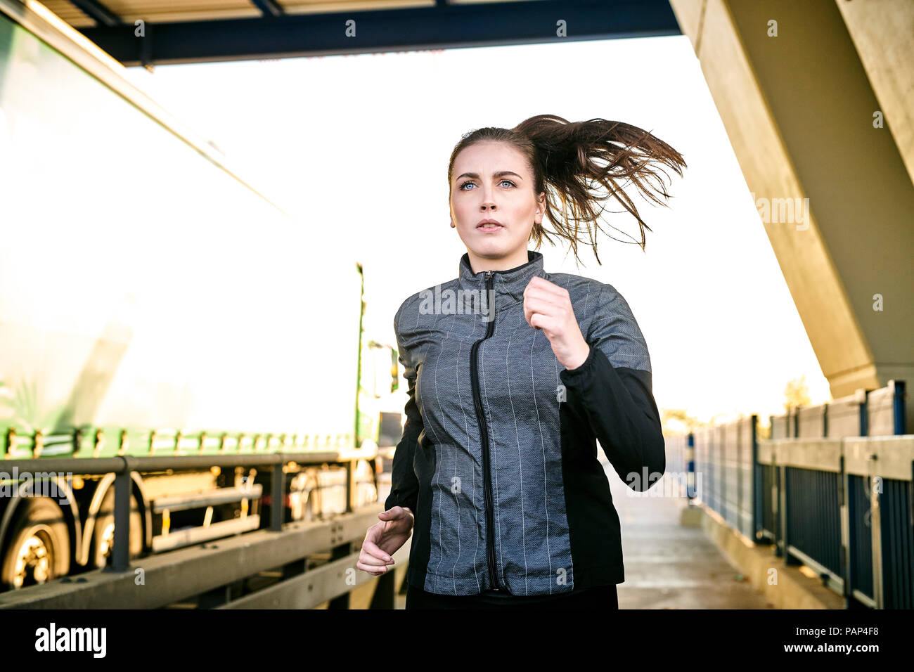 Portrait de sportive woman jogging Banque D'Images