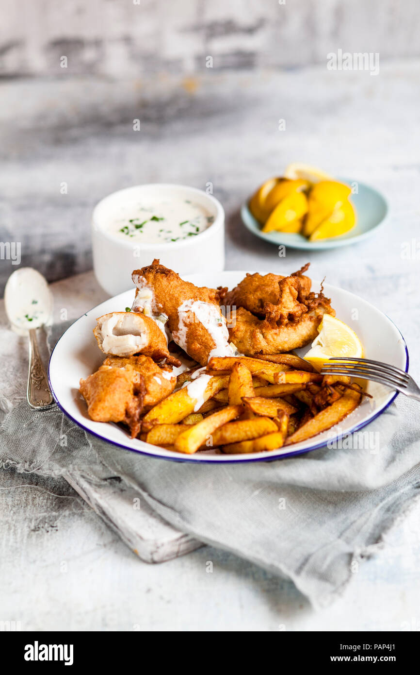 Fish and chips anglais classique avec la sauce tartare Banque D'Images