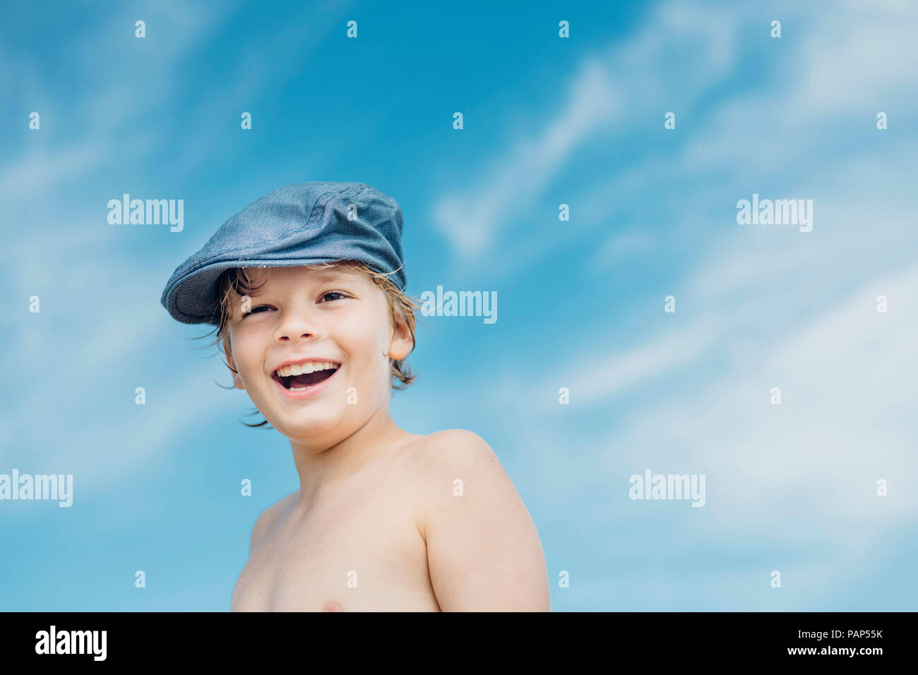 Portrait of happy boy portant une casquette à l'extérieur Banque D'Images