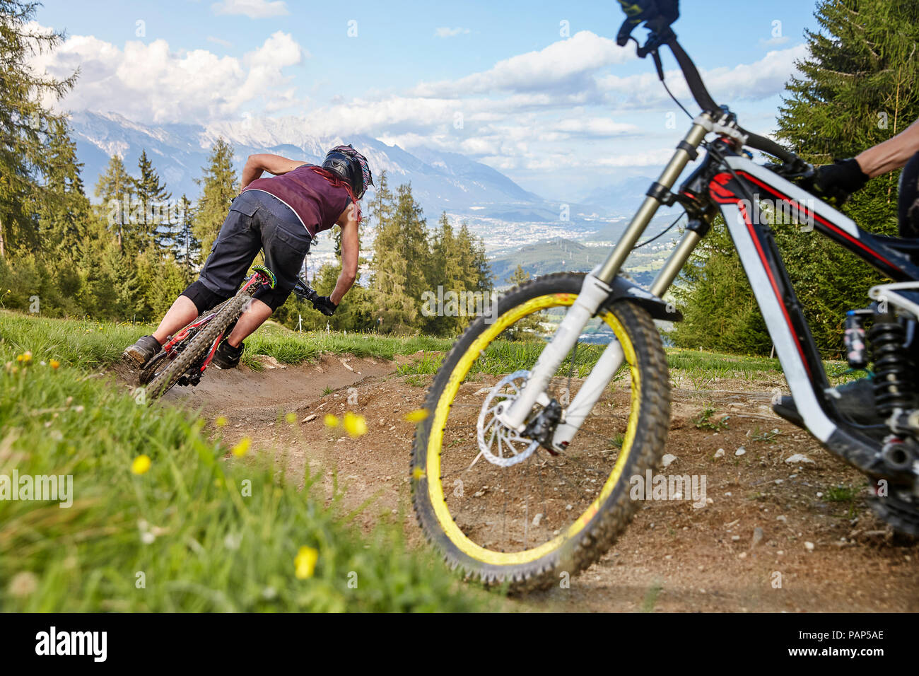 Autriche, Tyrol, femme downhill mountain biker Banque D'Images