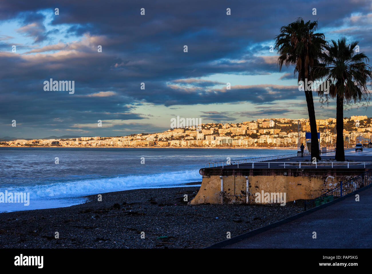 France, Provence-Alpes-Côte d'Azur, Nice, vue sur la ville et plage le matin Banque D'Images