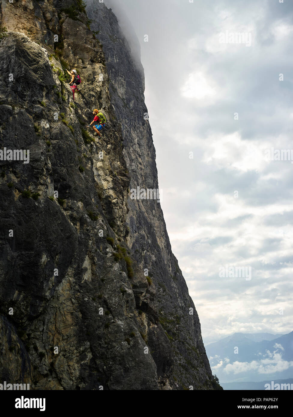 Autriche, Tyrol, deux grimpeurs dans Martinswand Banque D'Images