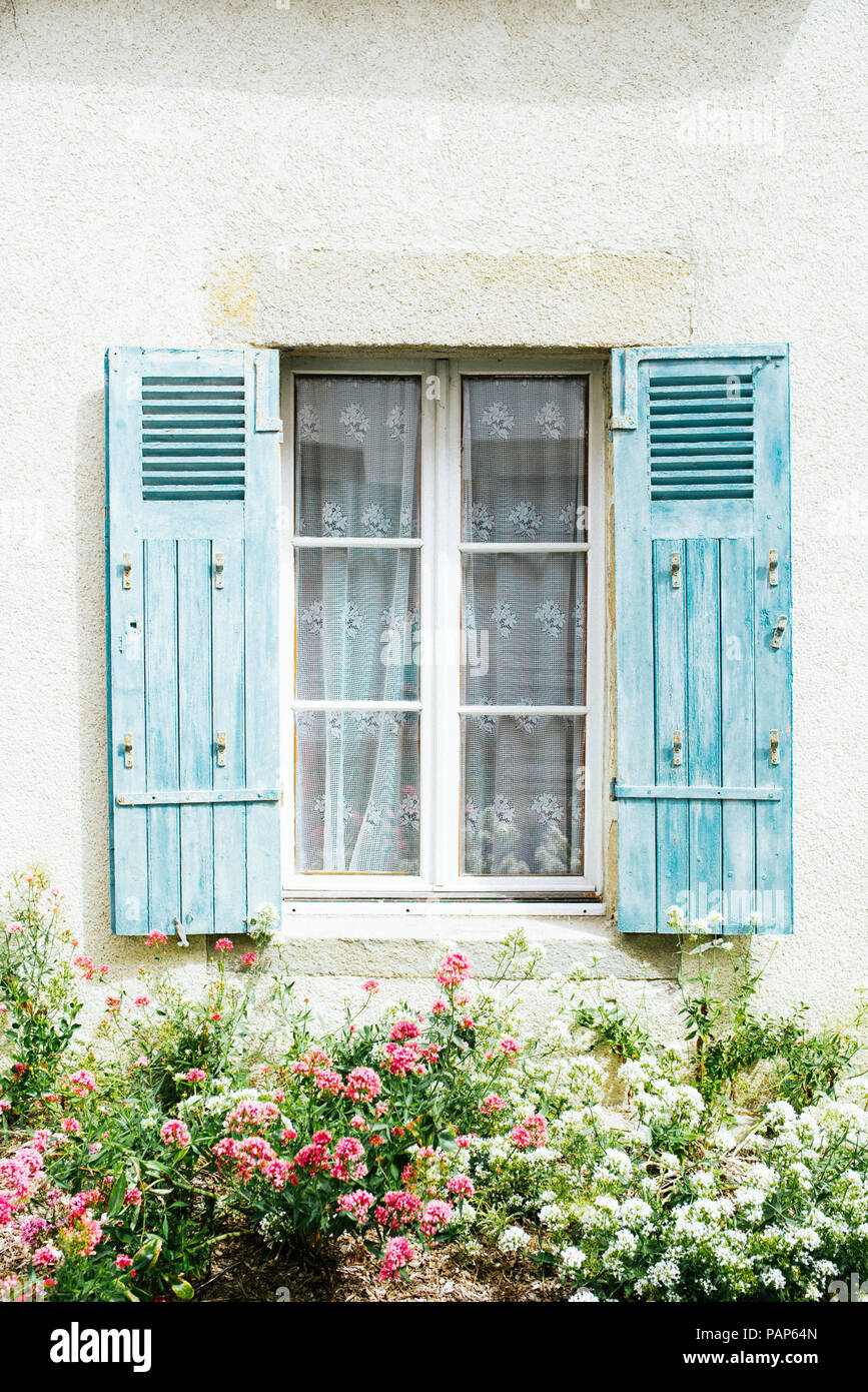 France, Bretagne, fenêtre d'une maison aux volets bleus Banque D'Images