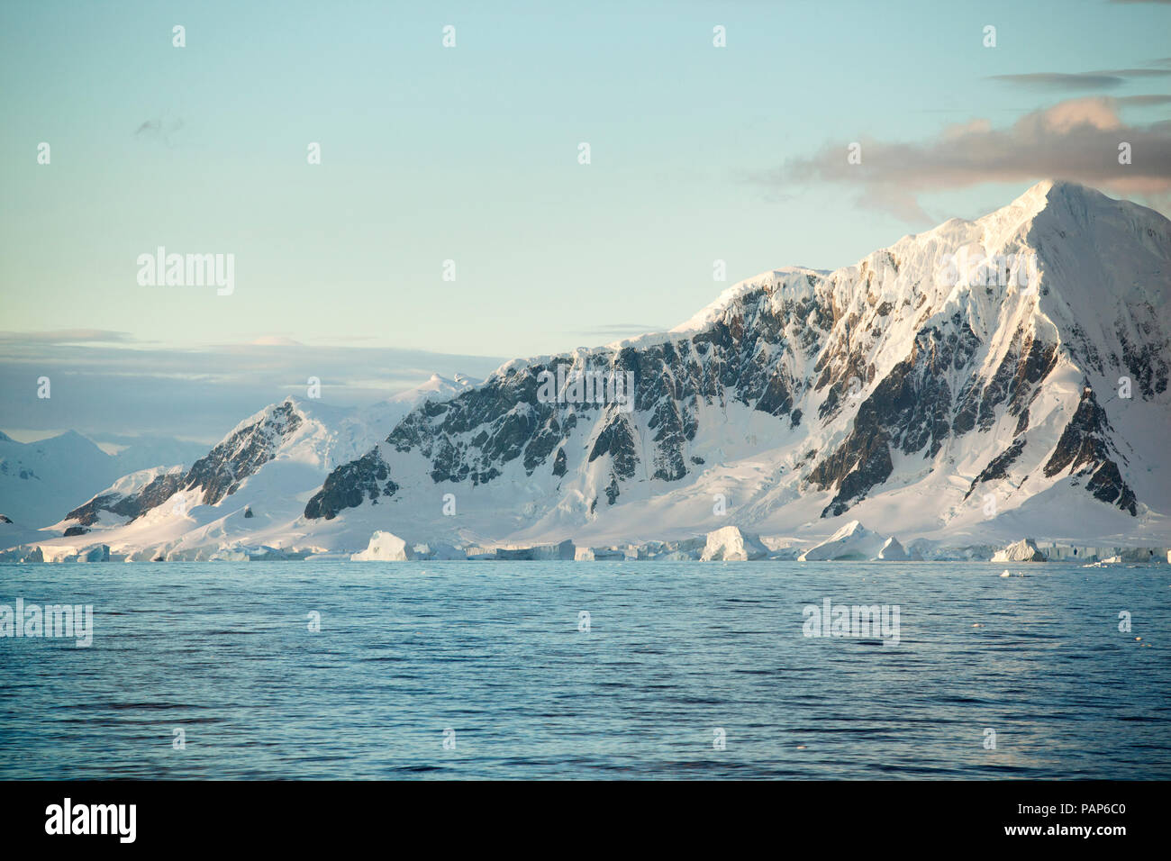 L'antarctique, péninsule antarctique, montagnes couvertes de neige avec de la glace et des glaciers dans le matin Banque D'Images