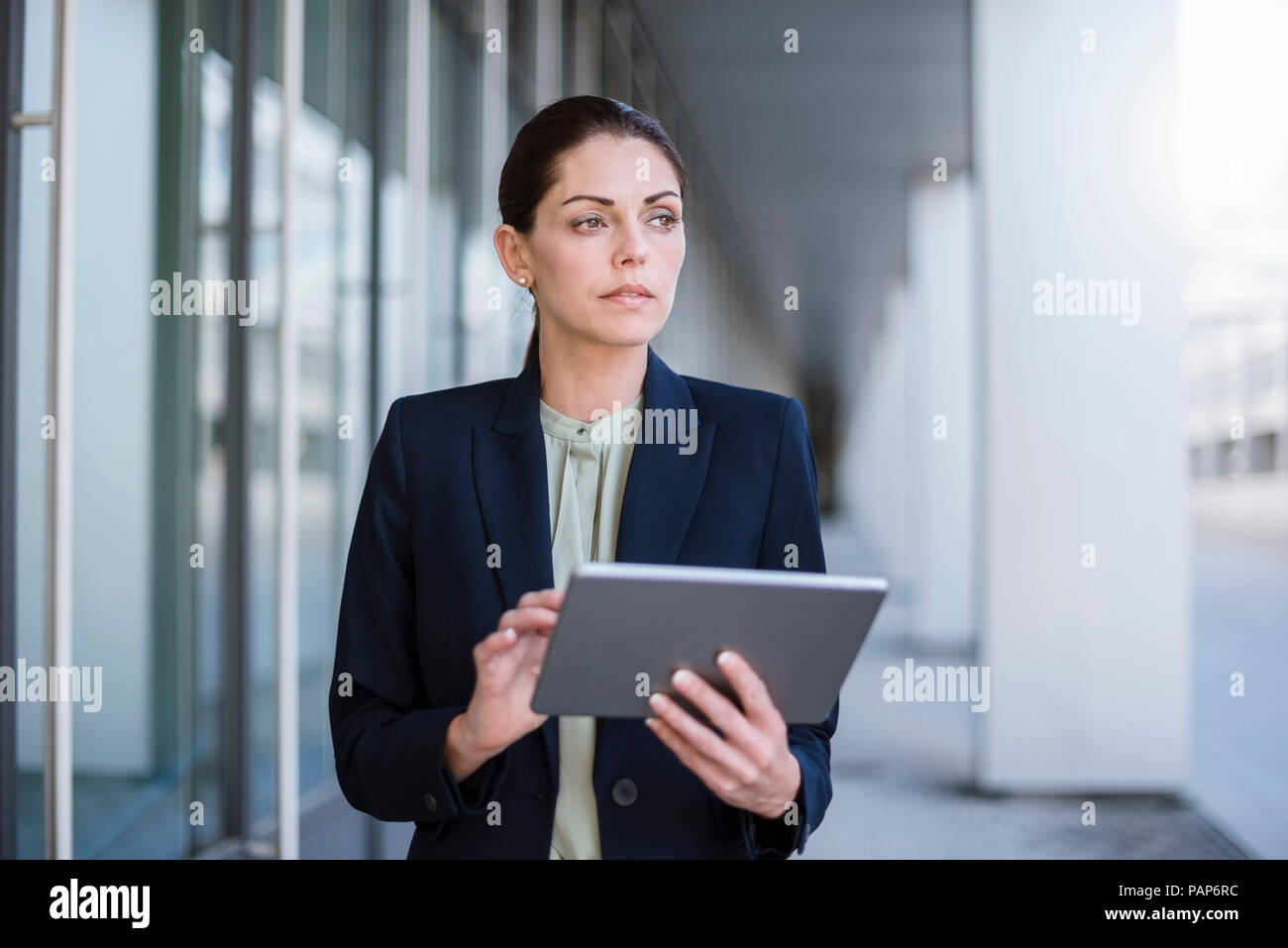 Portrait of serious businesswoman with tablet Banque D'Images