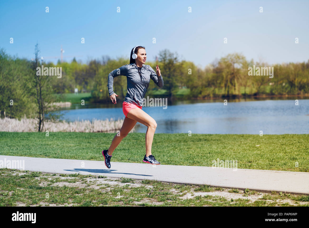 Female jogger running at park Banque D'Images