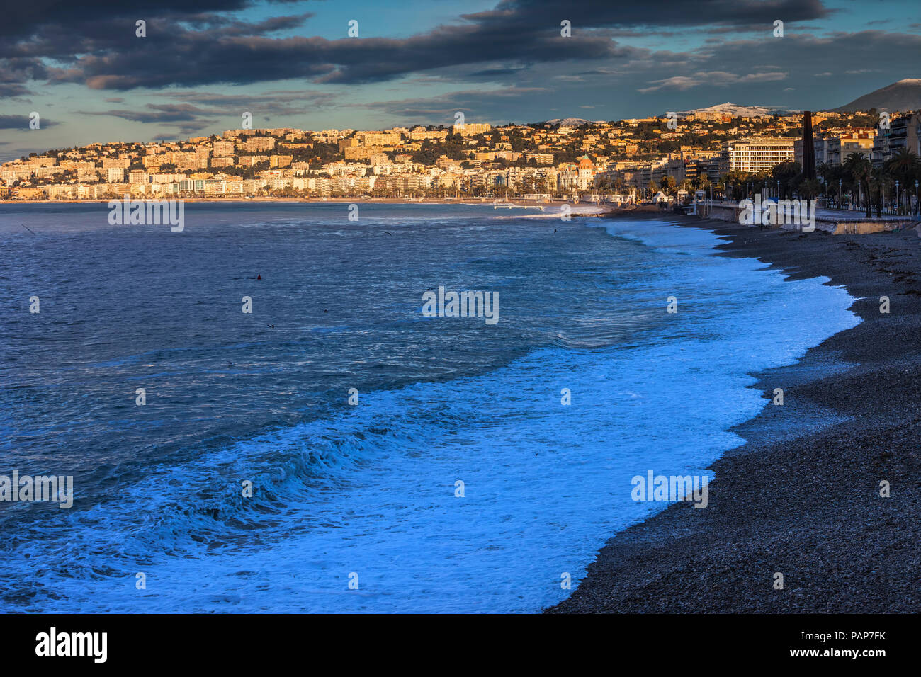 France, Provence-Alpes-Côte d'Azur, Nice, vue sur la ville dans la lumière du matin, la plage Banque D'Images