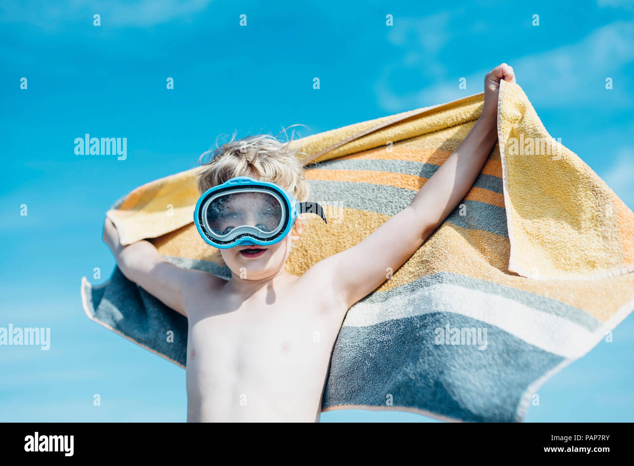 Garçon avec un masque de plongée et serviette de plage en plein air Banque D'Images