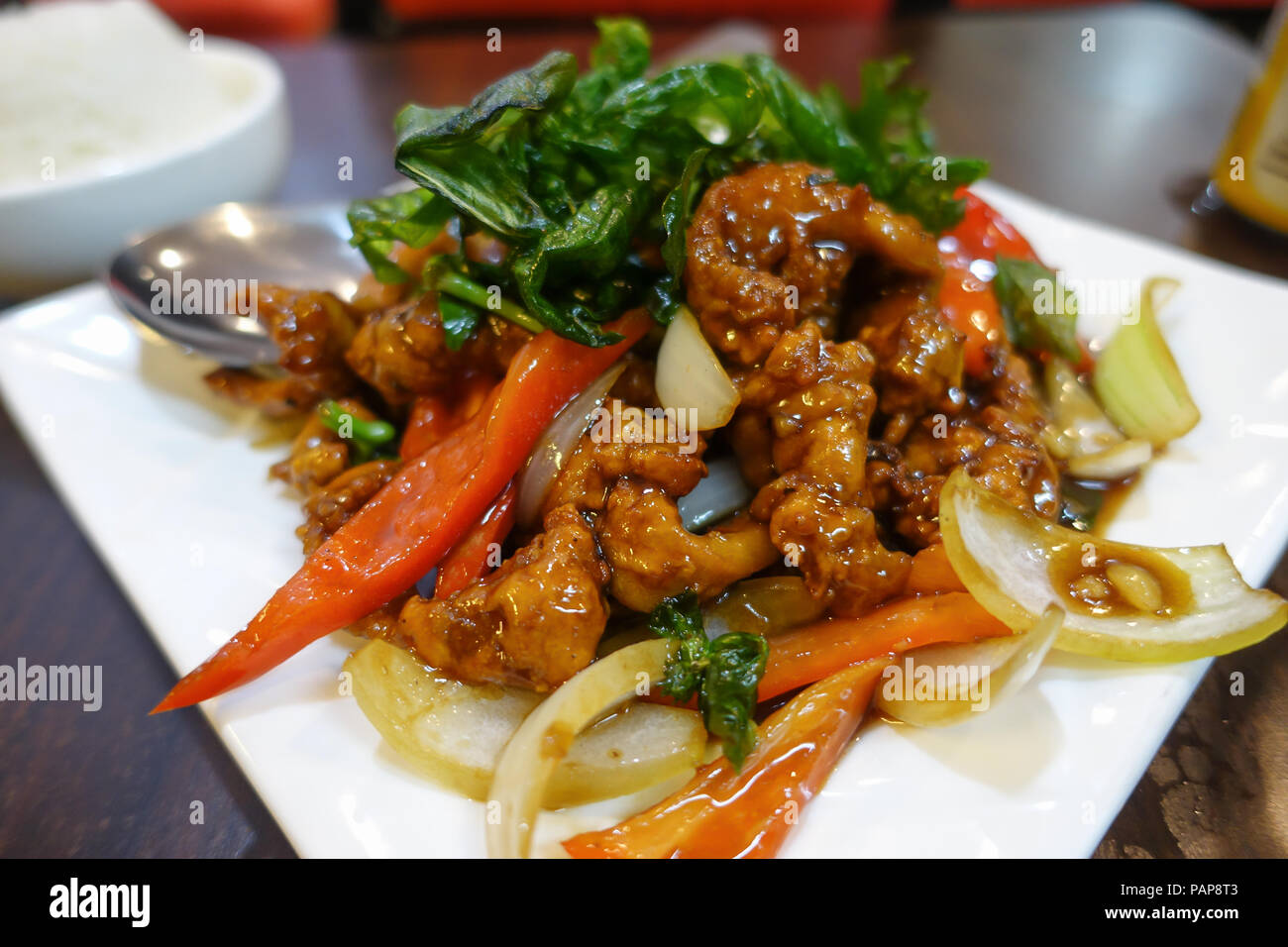 Poulet thaï au basilic plat à un restaurant à Manille, Philippines Banque D'Images