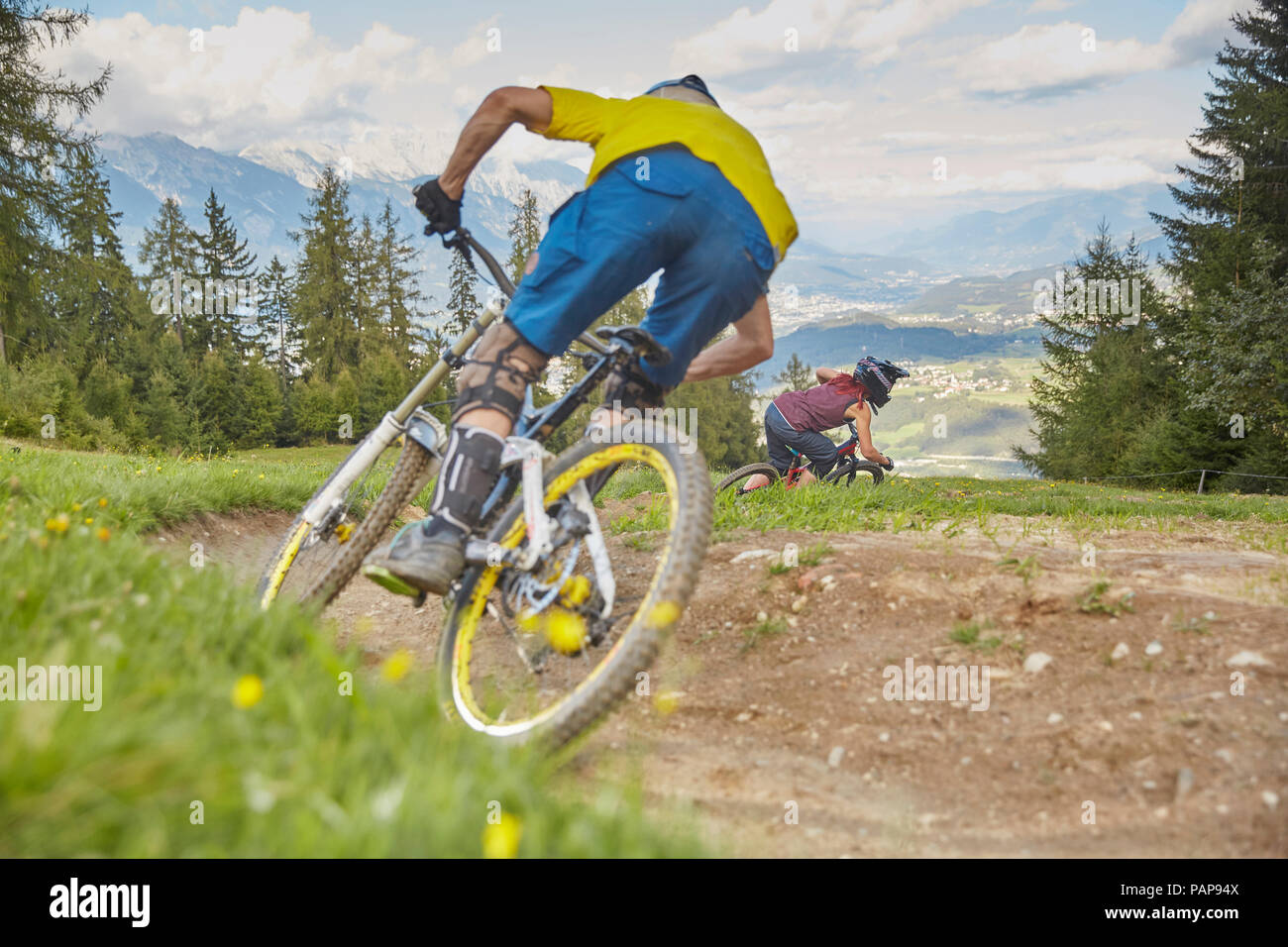 Autriche, Tyrol, Downhill mountain biker Banque D'Images