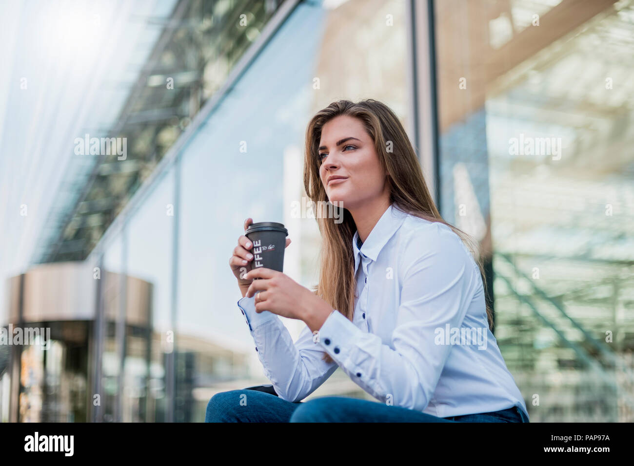 Portrait of young businesswoman with coffee pour aller Banque D'Images