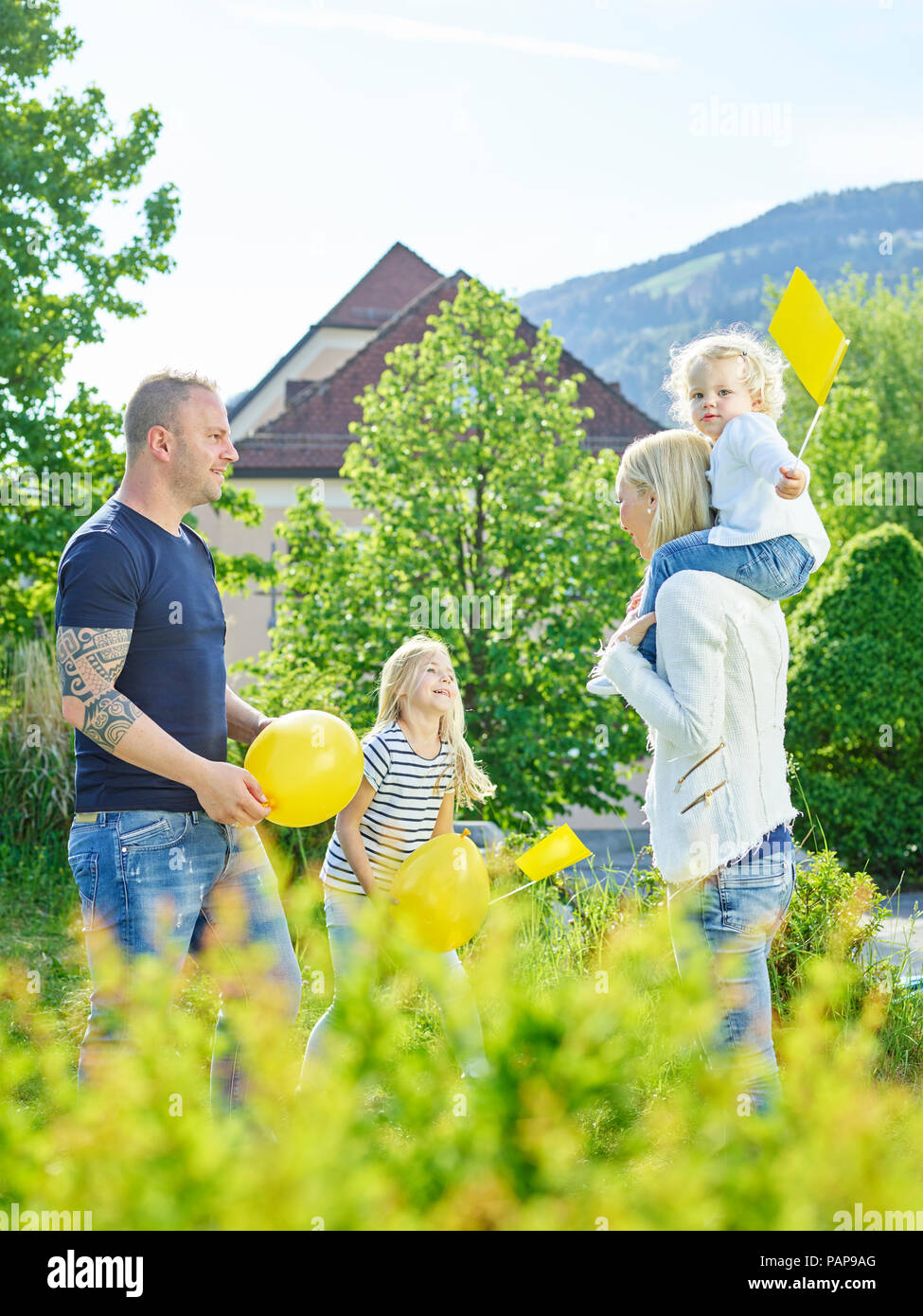 L'Autriche, de Wattens, famille heureuse de jouer ensemble dans un parc Banque D'Images