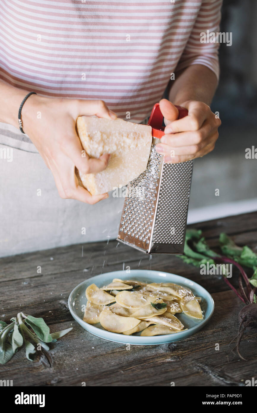 Ravioli sur la plaque, râpe à fromage Banque D'Images