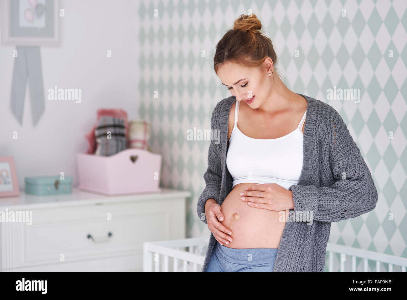 Femme enceinte de caresser bébé ventre Banque D'Images