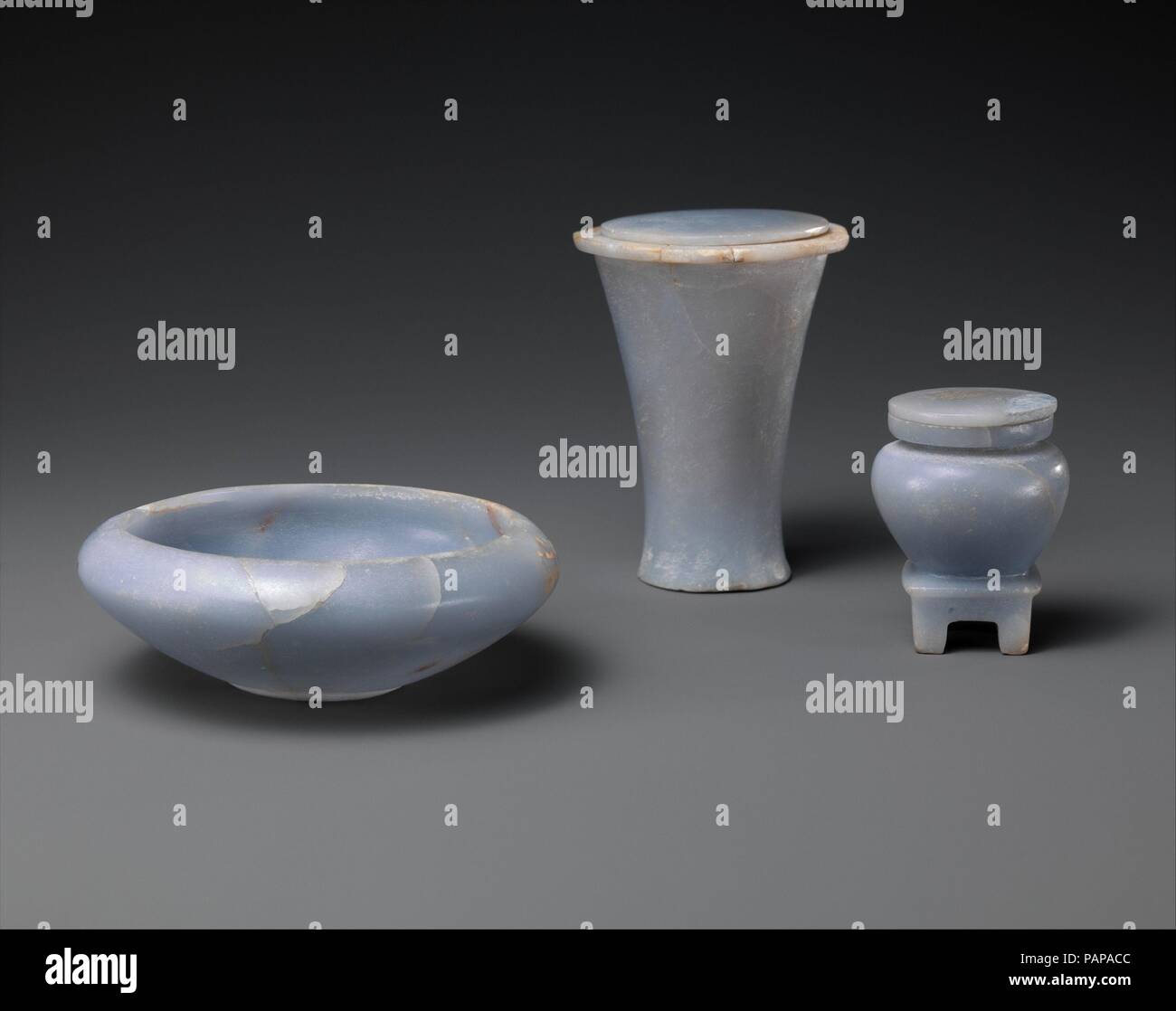 Bol. Dimensions : H. 3,4 cm (1 5/16 in.) ; Diam. 9,7 cm (3 13/16 po). Dynastie : fin-début 12 Dynasty Dynasty 13. Date : ca. 1878-1749 av. J.-C.. La pièce fait partie d'un groupe d'objets trouvés dans le tombeau V21 à Abydos avec deux organes (04.18.1-04.18.49). La pommade bols 04.18.47a, b et .48a, b dans le groupe peut être datée par rapport aux pots similaires trouvés à Dahchour et avec le fort 26.7.1438 (26.7.1439a, b-.1441a, b, .1442) portant le nom d'Amenemhat IV (ca. 1814-1805 B. C.). Musée : Metropolitan Museum of Art, New York, USA. Banque D'Images Bol. Dimensions : H. 3,4 cm (1 5/16 in.) ; Diam. 9,7 cm (3 13/16 po). Dynastie : fin-début 12 Dynasty Dynasty 13. Date : ca. 1878-1749 av. J.-C.. La pièce fait partie d'un groupe d'objets trouvés dans le tombeau V21 à Abydos avec deux organes (04.18.1-04.18.49). La pommade bols 04.18.47a, b et .48a, b dans le groupe peut être datée par rapport aux pots similaires trouvés à Dahchour et avec le fort 26.7.1438 (26.7.1439a, b-.1441a, b, .1442) portant le nom d'Amenemhat IV (ca. 1814-1805 B. C.). Musée : Metropolitan Museum of Art, New York, USA. Banque D'Images