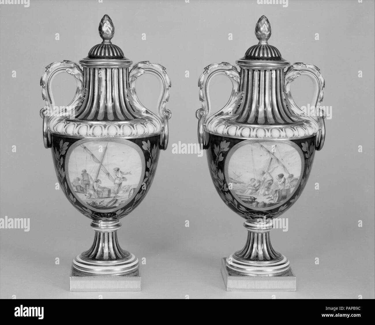 Vase avec couvercle (vase de coté de Paris) (l'un d'une paire). Culture : le français, à Sèvres. Décorateur : décor pictural attribué à Jean-Louis Morin (français, actif 1754-87) ; décoration de trophées attribués à Nicolas Petit (Petit, l'aîne) (active 1756-1806) ; probablement dorés par Étienne-Henry Le Guay (français, actif 1748-49, 1751-97). Dimensions : Hauteur : 13 in. (33 cm). Factory : manufacture de Sèvres (Français, 1740-présent). Modeler : Pierre-Adrien Paris (Français, 1747-1819). Date : ca. 1775. Musée : Metropolitan Museum of Art, New York, USA. Banque D'Images