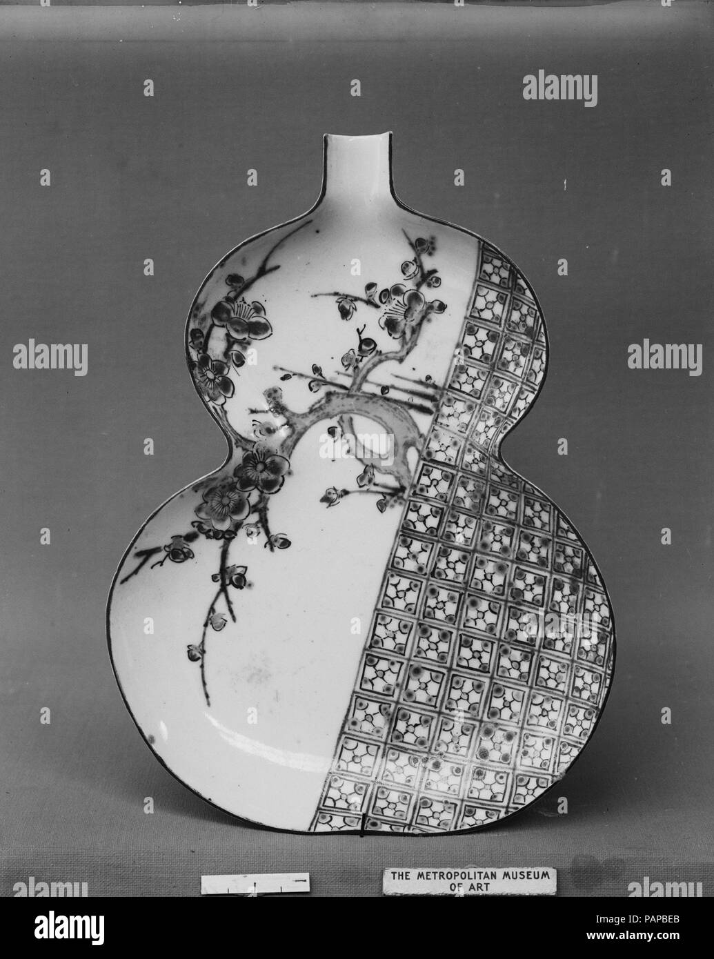 Plat à gâteau. Culture : le Japon. Dimensions : H. 1 1/4 in. (3,2 cm) ; W. 6 1/2 in. (16,5 cm) ; L. 4 3/4 in. (12,1 cm). Date : 1700. Musée : Metropolitan Museum of Art, New York, USA. Banque D'Images Plat à gâteau. Culture : le Japon. Dimensions : H. 1 1/4 in. (3,2 cm) ; W. 6 1/2 in. (16,5 cm) ; L. 4 3/4 in. (12,1 cm). Date : 1700. Musée : Metropolitan Museum of Art, New York, USA. Banque D'Images