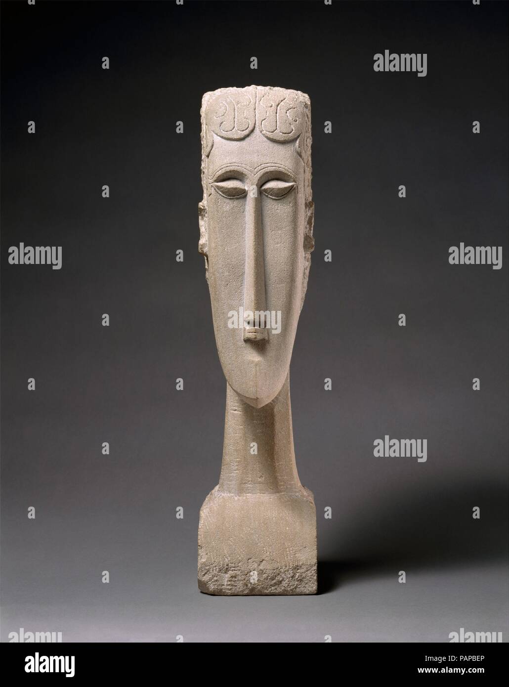 Tête de la femme. Artiste : Amedeo Modigliani (Italien, Livourne 1884-1920 Paris). Dimensions : 26 × 6 × 7/8 1/4 9 1/2 in. (68,3 × 15,9 × 24,1 cm) Poids : 75 lb. (34 kg). Date : 1912. Après une rencontre en 1909, Constantin Brancusi, Modigliani a commencé à sculpter dans la pierre, entraînant environ vingt-cinq sculptures connues. Ces résumés, têtes allongées a eu un impact significatif sur son style graphique et portrait peintures. Il est juste que ce travail, avec sa forte connexion à la sculpture africaine, a été initialement détenue par l'artiste français Frank Burty Haviland, dont la célèbre collection de l'ar de l'Afrique Banque D'Images