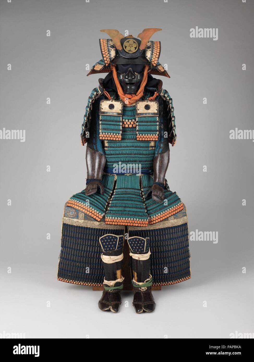 Armor (Gusoku) de la famille Maeda. Culture : le japonais. Dimensions : Canada : H. 55 in. (139,7 cm) ; W. 29 in. (73,4 cm) ; D. en 21. (53,3 cm) ; Wt. environ 48 lb. (21,8 kg). Date : le 18e siècle. L'armure est décoré dans plusieurs endroits avec le prunier  <i >mon </i > (symbole héraldique) de la famille Maeda, qui étaient  <i > </i > daimyo (seigneurs féodaux) de Province de Kaga (la partie sud de l'actuelle Préfecture d'Ishikawa) et la deuxième plus grands propriétaires fonciers au Japon après la famille Tokugawa. Musée : Metropolitan Museum of Art, New York, USA. Banque D'Images