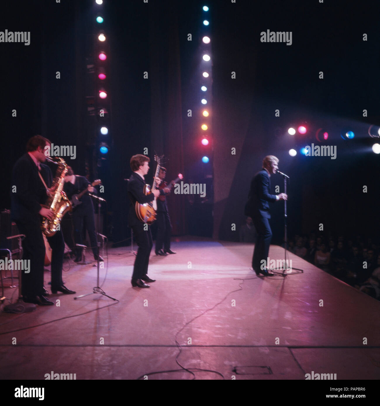 Der französische Sänger, auteur-compositeur Johnny Hallyday Acteurs et Actrices und bei einem Auftritt, Deutschland 1960 er Jahre. Le chanteur français, auteur-compositeur et acteur Johnny Hallyday l'exécution à l'Allemagne, 1960. Banque D'Images