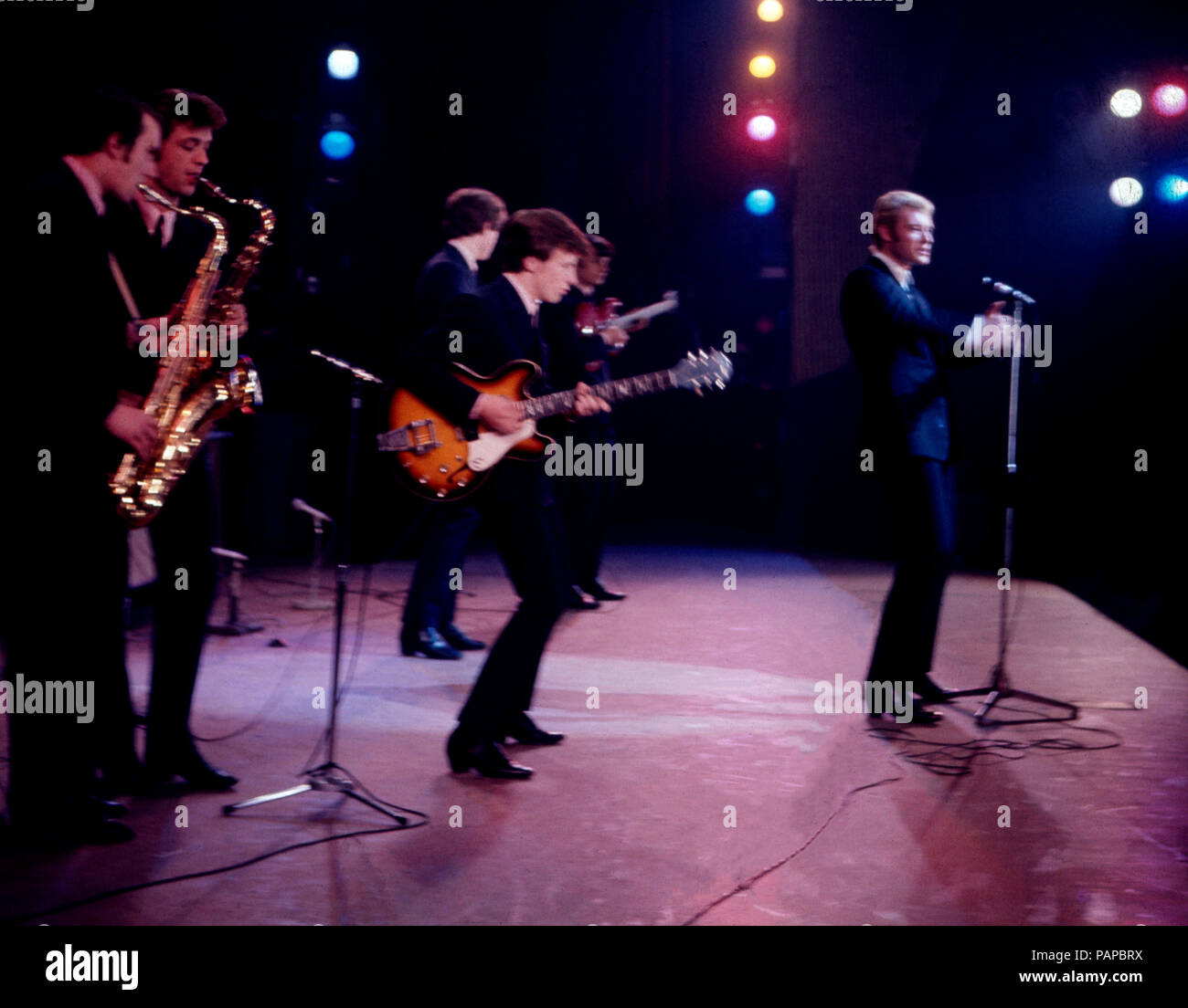 Der französische Sänger, auteur-compositeur Johnny Hallyday Acteurs et Actrices und bei einem Auftritt, Deutschland 1960 er Jahre. Le chanteur français, auteur-compositeur et acteur Johnny Hallyday l'exécution à l'Allemagne, 1960. Banque D'Images