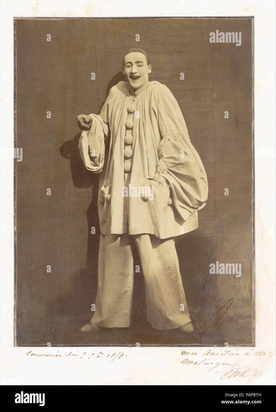 Pierrot en riant. Artiste : Adrien Tournachon (Français, 1825-1903) ; Nadar (français, Paris 1820-1910 Paris). Dimensions : 27,3 x 19,8 cm (10 3/4 x 7 13/16 in.). Personne en photographie : Jean-Charles Deburau (Français, 1829-1873). Date : 1855. Nous devons l'image contemporaine de Pierrot au célèbre mime Jean-Gaspard Baptiste, qui a remplacé le Duburau ruff et large white hat de la commedia dell'arte avec le caractère de la vierge noir long visage et chapeau de crâne que nous reconnaissons aujourd'hui. Duburau Charles, son fils et également d'un mime, a été posée par Nadar et son frère Adrien de poser pour une série de têtes d'expression' Banque D'Images