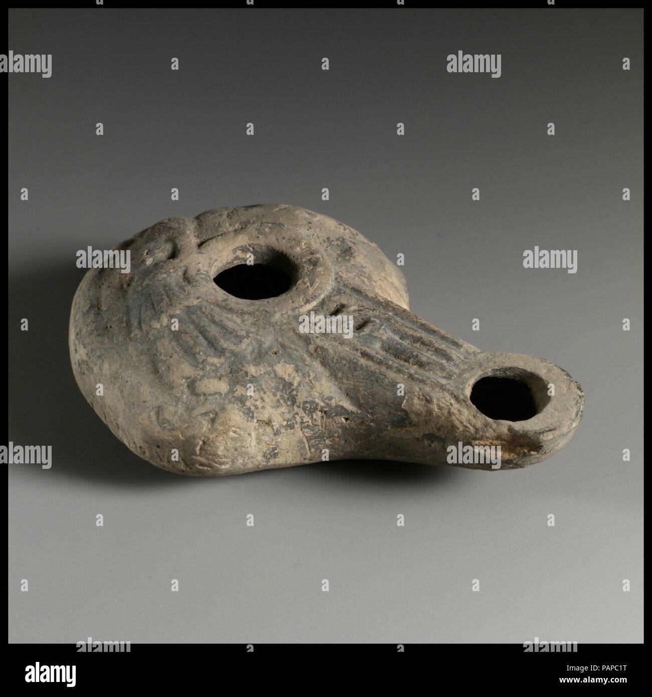 Lampe à huile en terre cuite. Culture : le grec. Dimensions : hors tout : 1 1/4 x 3 3/4 in. (3,2 x 9,5 cm). Musée : Metropolitan Museum of Art, New York, USA. Banque D'Images