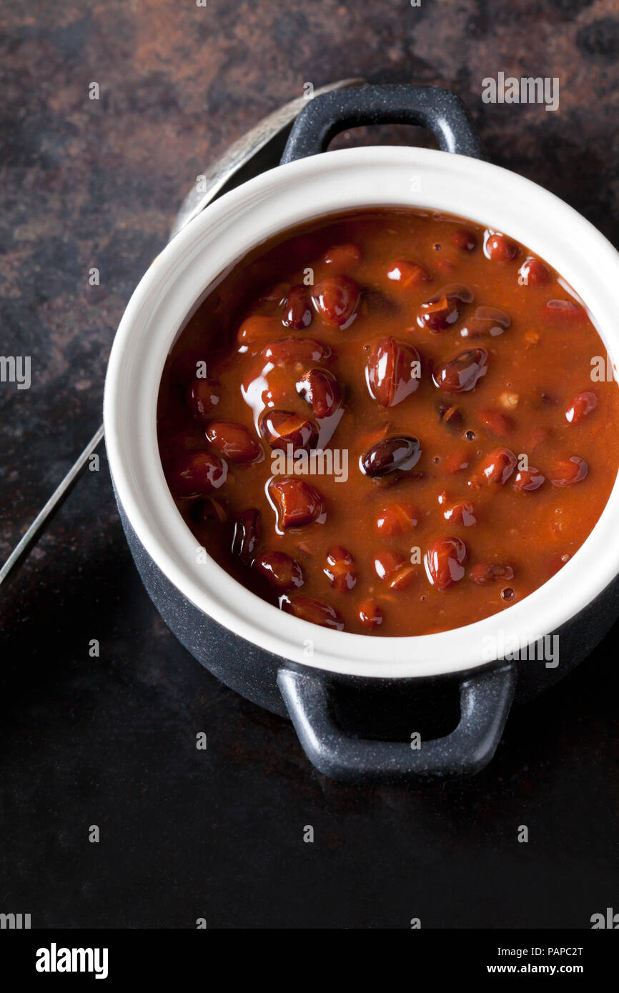 Soupière de soupe de haricots noirs avec chili pepper Banque D'Images