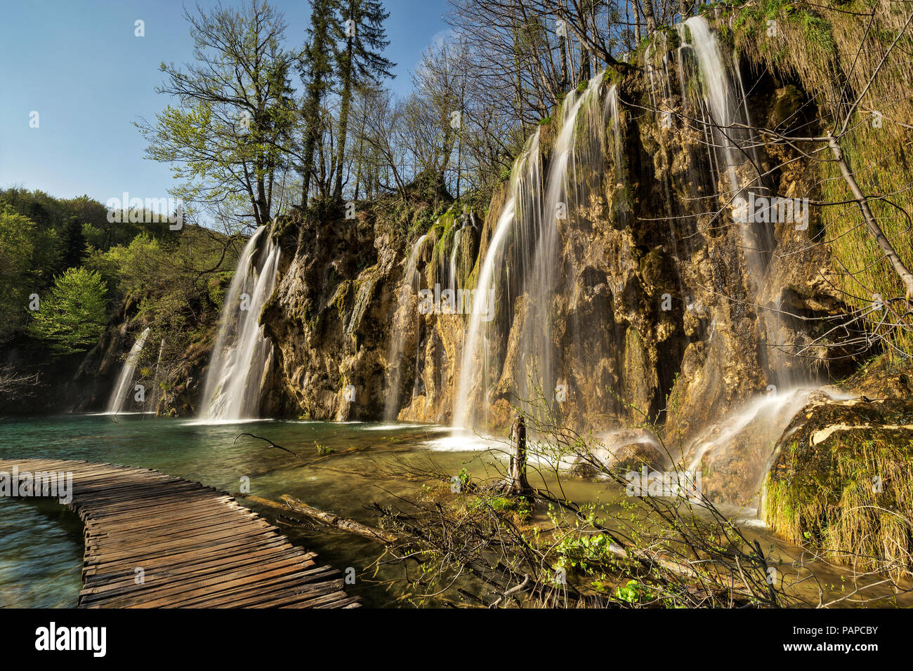 La Croatie, le parc national des Lacs de Plitvice, cascade et passerelle en bois Banque D'Images