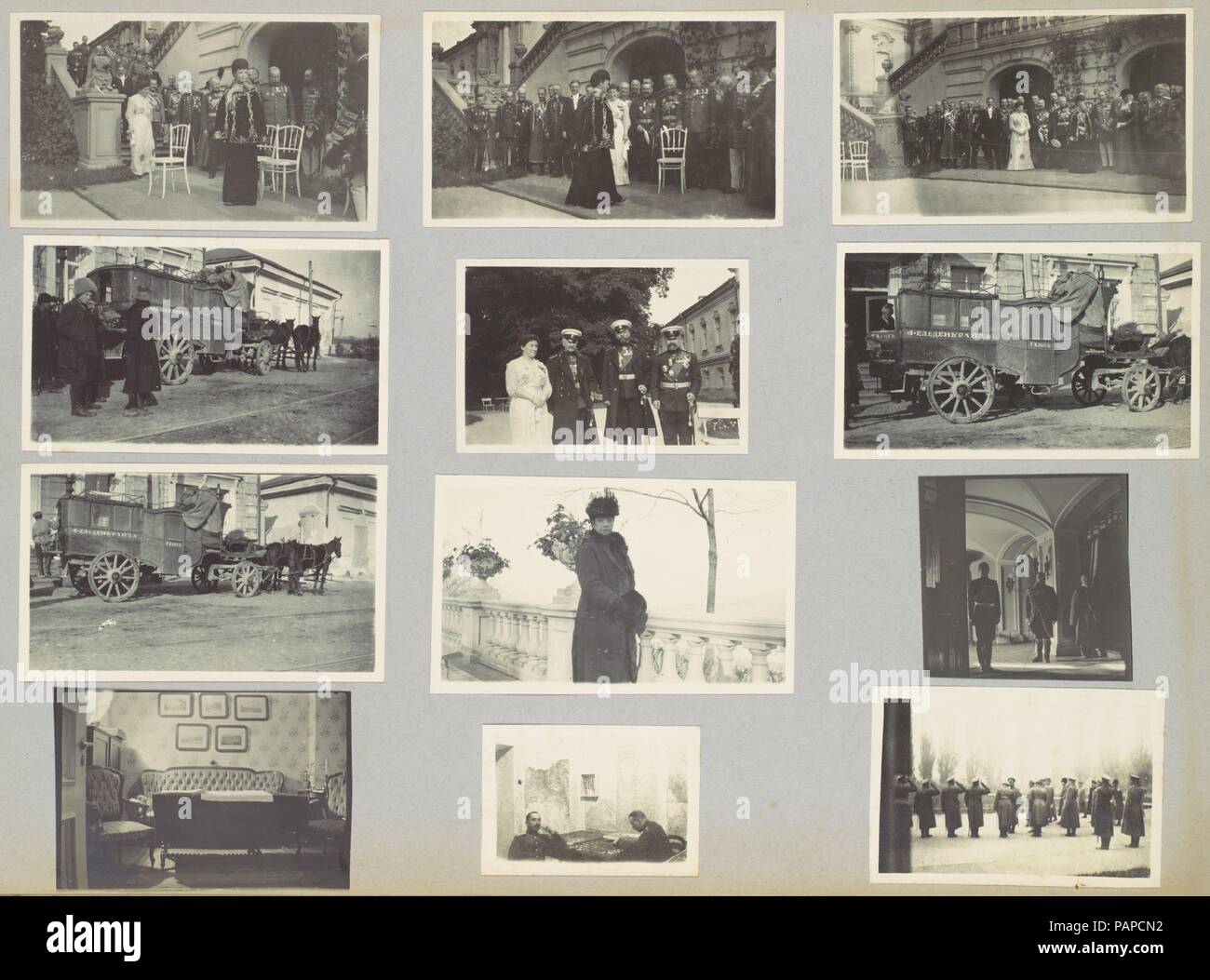 [Album de voyage personnelles faites par l'Impératrice douairière Maria Feoderovna montrant des événements dans la vie quotidienne de la famille impériale russe]. Artiste : Impératrice douairière Maria Feodorovna (russe, né au Danemark, Copenhague Copenhague 1847-1928). Dimensions : 29.5 x 42.2 x 5.7 cm (11 5/8 x 16 5/8 x 2 1/4 in.) chacun. Date : 1916. C'est l'un des deux uniques albums, relié en cuir d'antilope, assemblés par l'impératrice douairière Maria Feodorovna, mère de Nicolas II, le dernier tsar de Russie. L'impératrice douairière a pris la photographie, avec sa sœur, la reine Alexandra d'Angleterre, à la fin des années 1880, juste après l'inventio Banque D'Images
