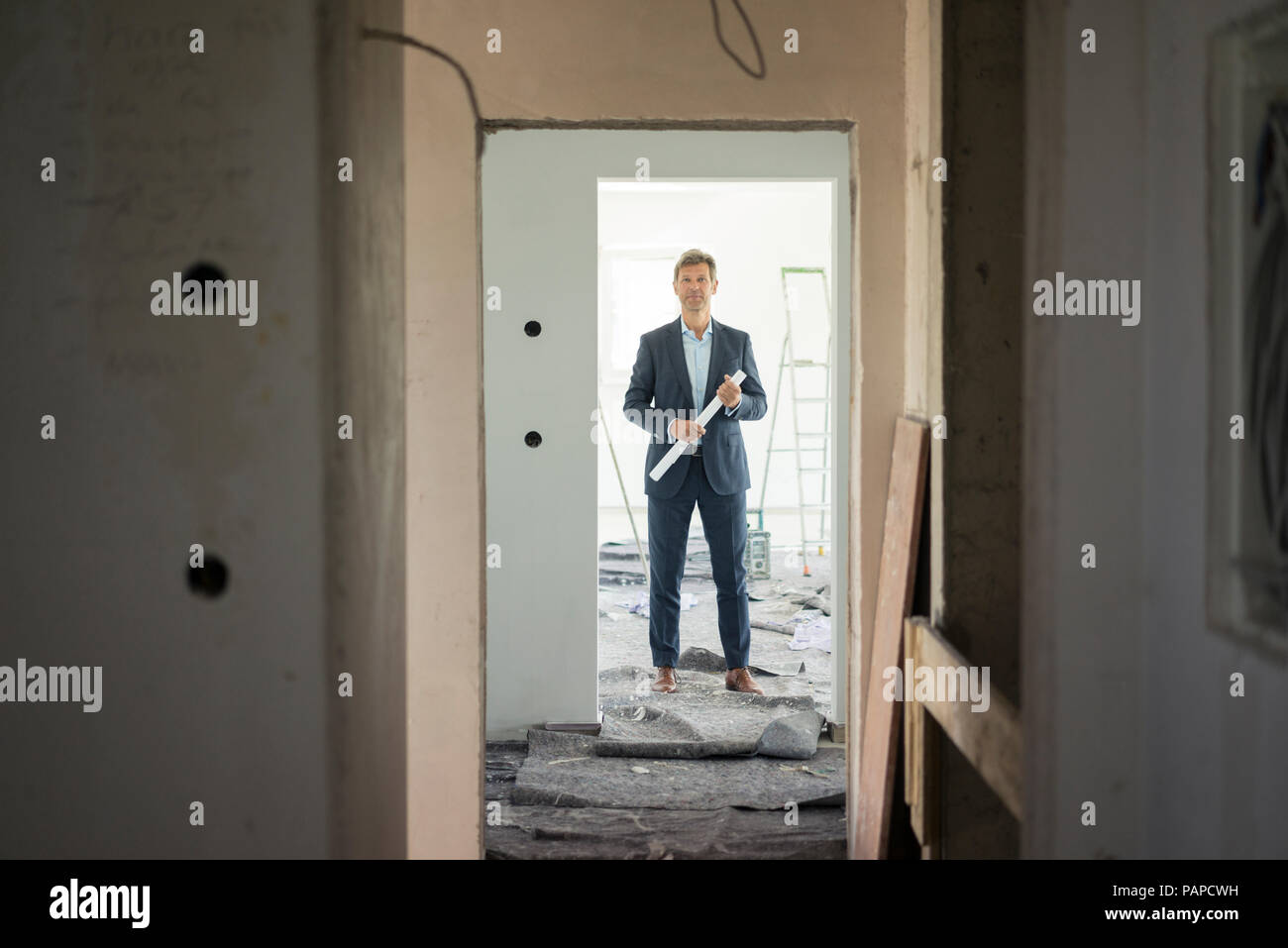 Architect standing dans immeuble en construction Banque D'Images Architect standing dans immeuble en construction Banque D'Images
