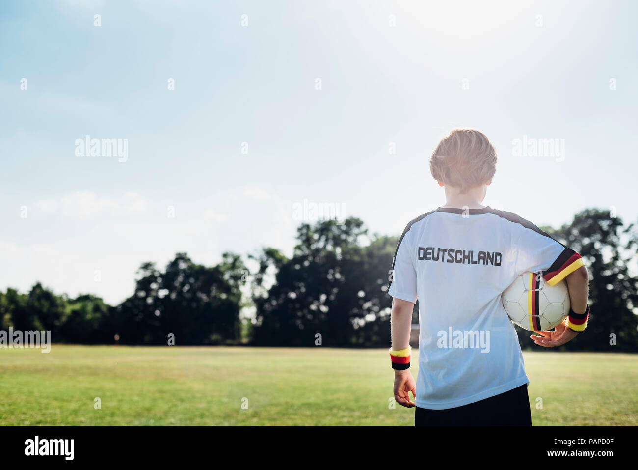 Boy wearing football shirt avec l'Allemagne written on retour Banque D'Images
