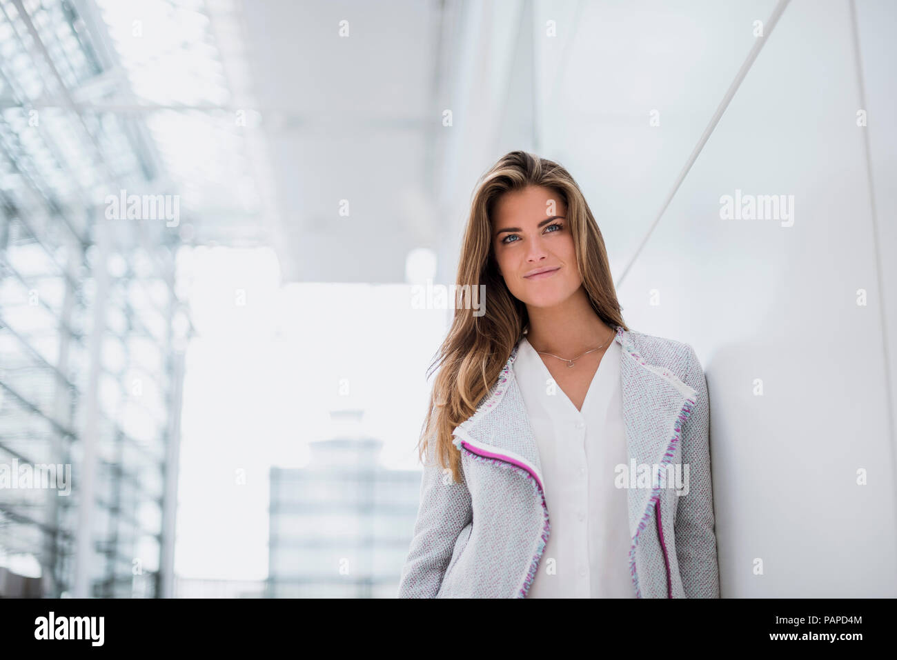 Portrait de jeune femme à la recherche autour de Banque D'Images