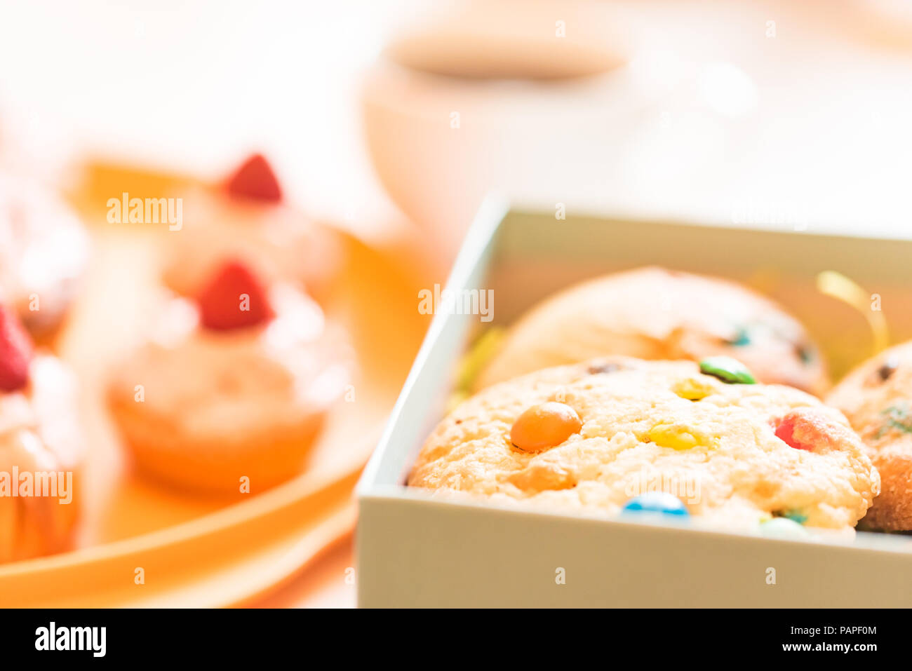 Cupcakes avec de la crème fouettée et cookies HAUT afficher Banque D'Images