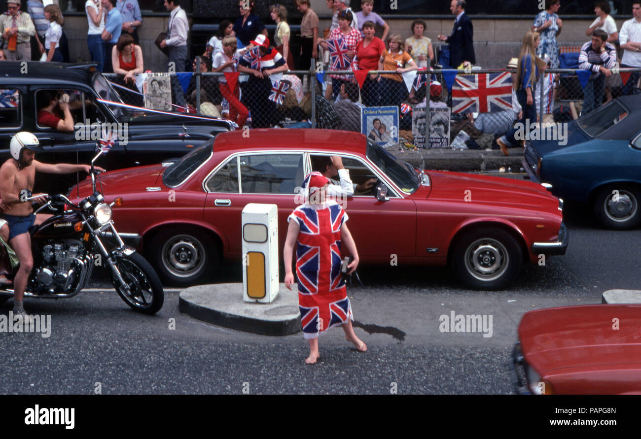 Scène de rue au cours de la princesse Diana et le Prince Charles célébration de mariage Banque D'Images